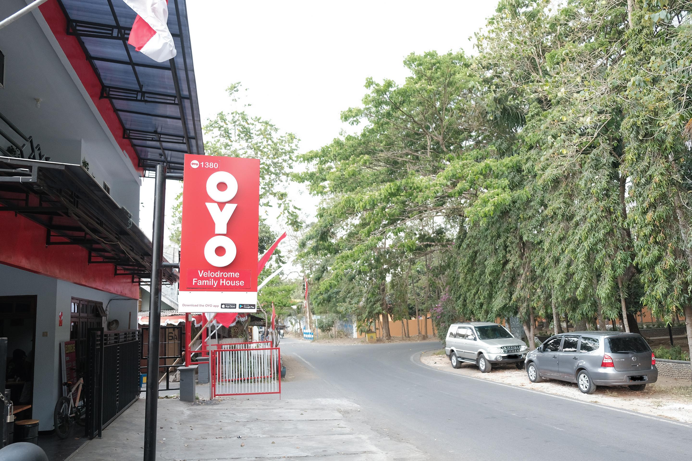 Oyo 1380 Velodrome Family House Syariah Hotel Malang Bagian luar foto